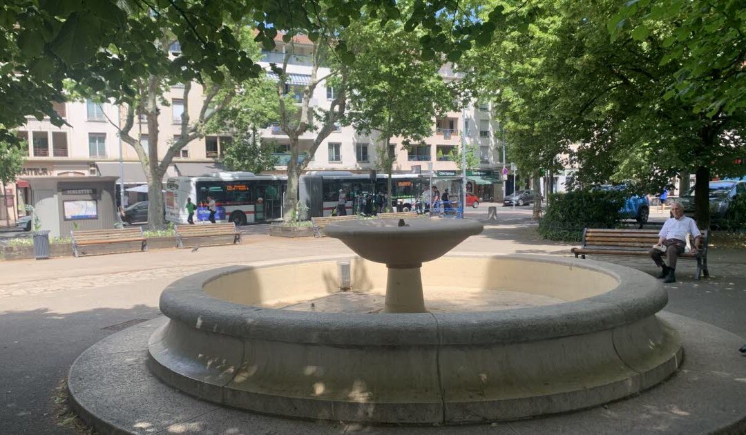 Fontaine et place arborée dans le quartier du Point du Jour à Lyon 5e