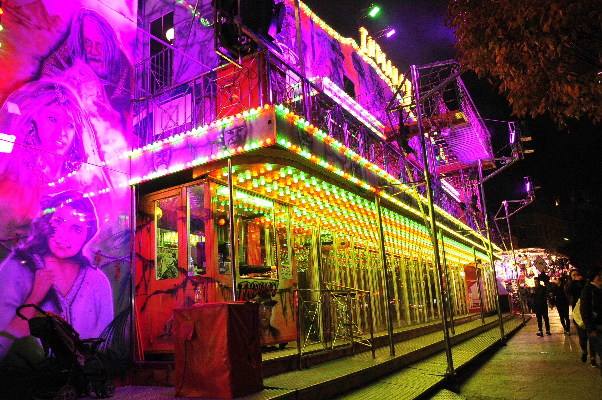 Attraction illuminée de la Vogue des Marrons à la Croix-Rousse à Lyon